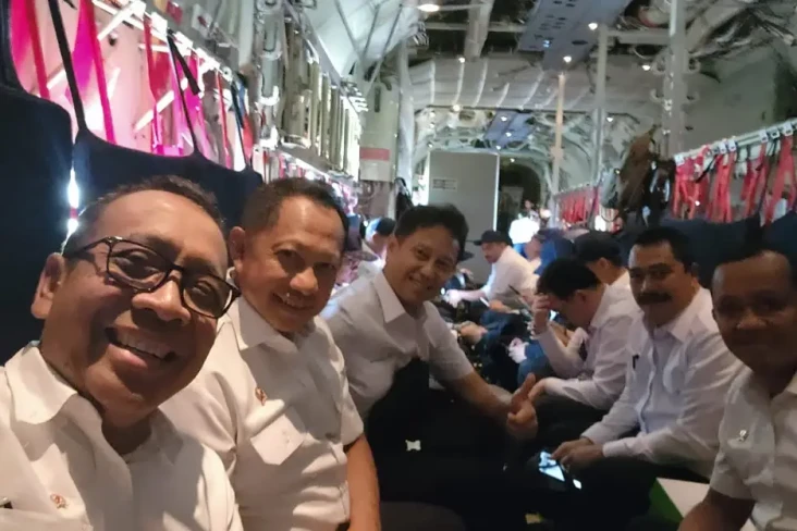 Menteri Kabinet Merah...