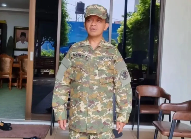 Gaya Bahlil Pakai Seragam...