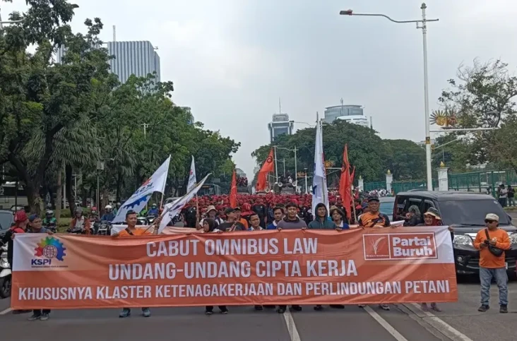 Buruh Demo Besar-besaran...