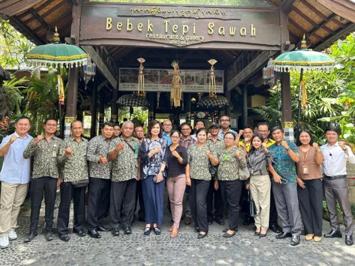 Menyapa Nasabah Lebih...