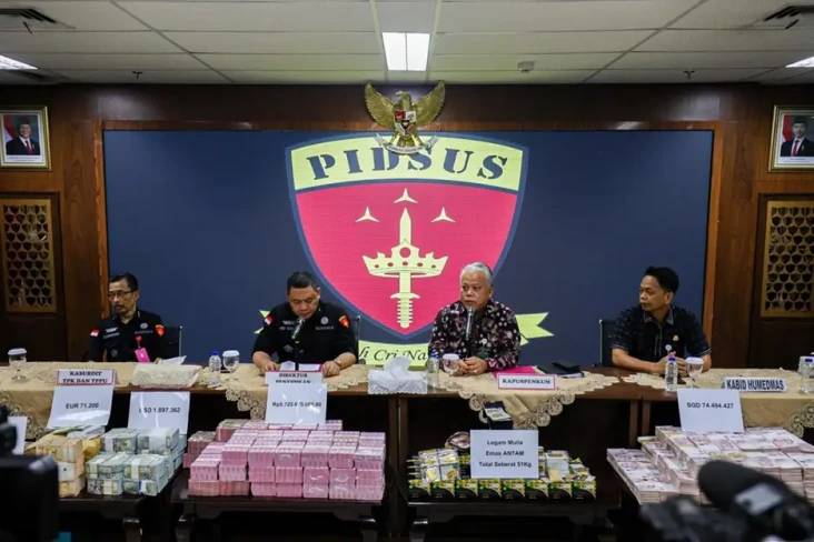 Kejagung Sita Uang Rp920...