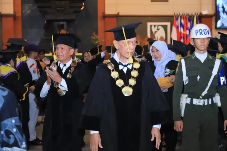 Wisuda 576 Mahasiswa,...