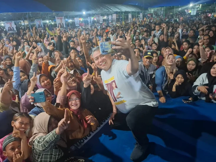 Padati Kampanye di Simpang...