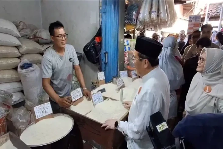 Kunjungi Pasar Ujung...