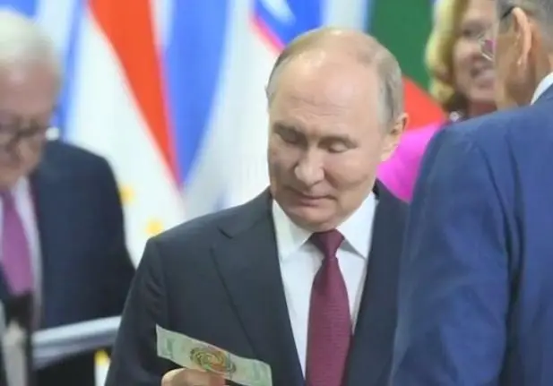Putin Pegang Uang Kertas...