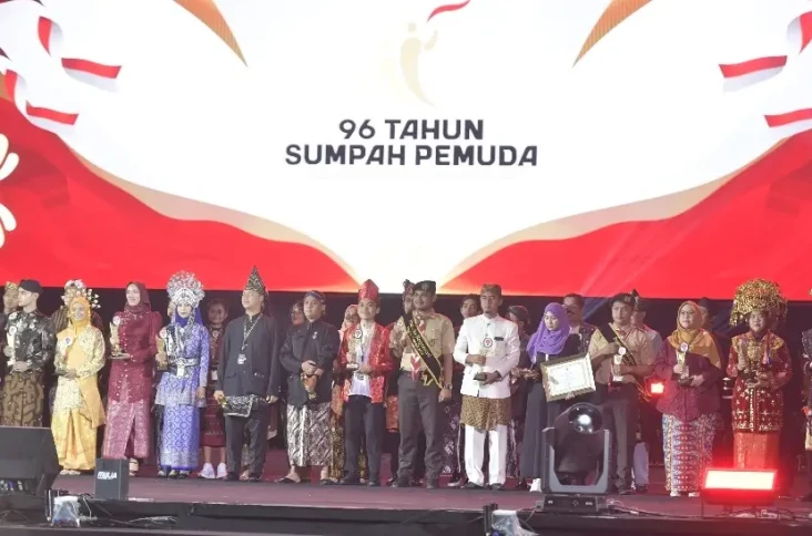 Menpora Dito Berikan...