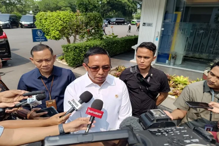 Tiru Amerika Serikat,...