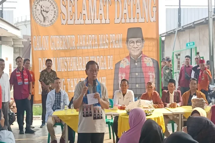 Di Hadapan Warga Tanah...