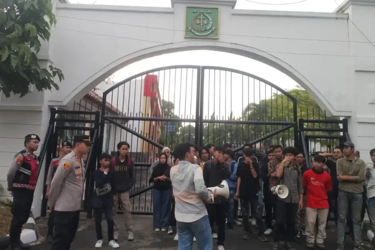 Mahasiswa Desak Kejati...