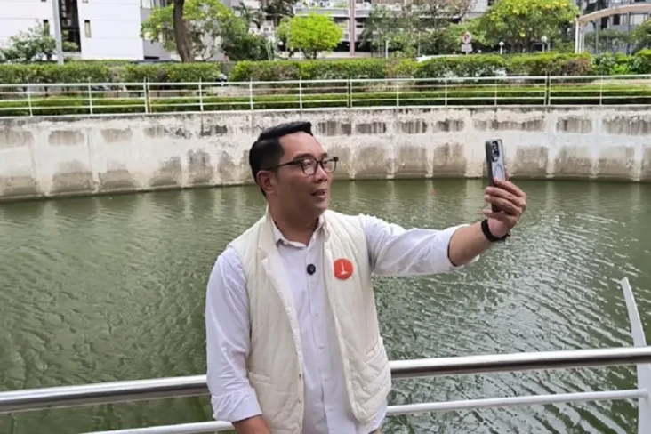 Ridwan Kamil: Membangun...