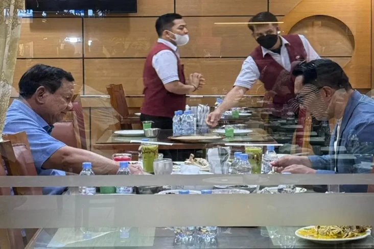 Diajak Makan Bareng...