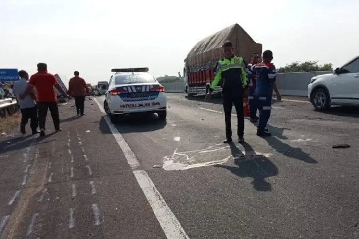 Mobil TvOne Ditabrak...