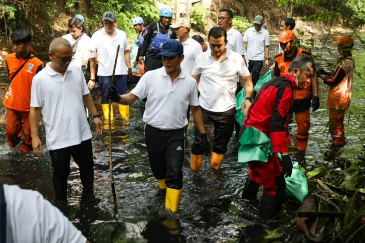 Terjun Bersihkan Sampah...