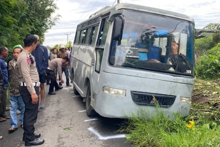 Bus Berisi Anak Sekolah...