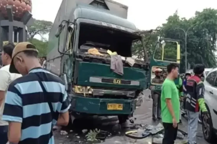 Truk Tabrak Tangerang,...