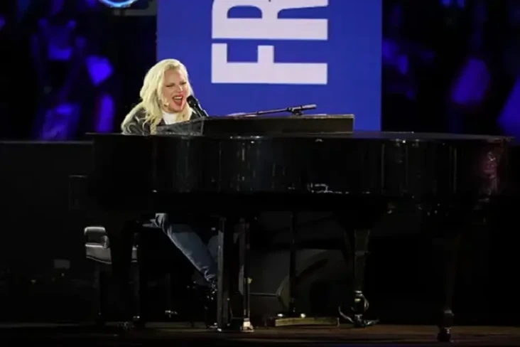Lady Gaga Nyanyi God...