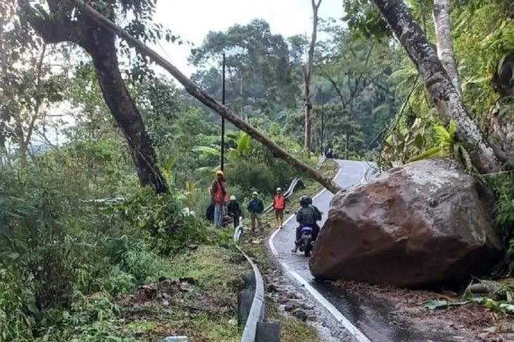 Lalu Lintas Bandung-Cianjur...