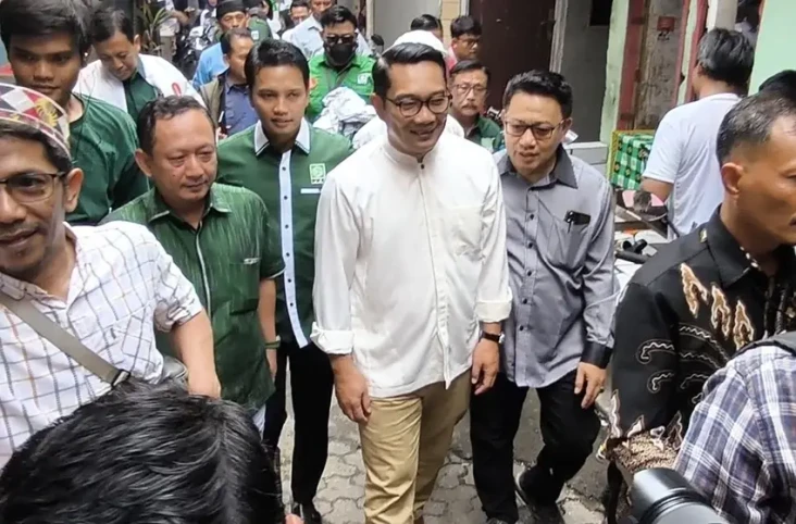 Tak Peduli Hasil Survei,...