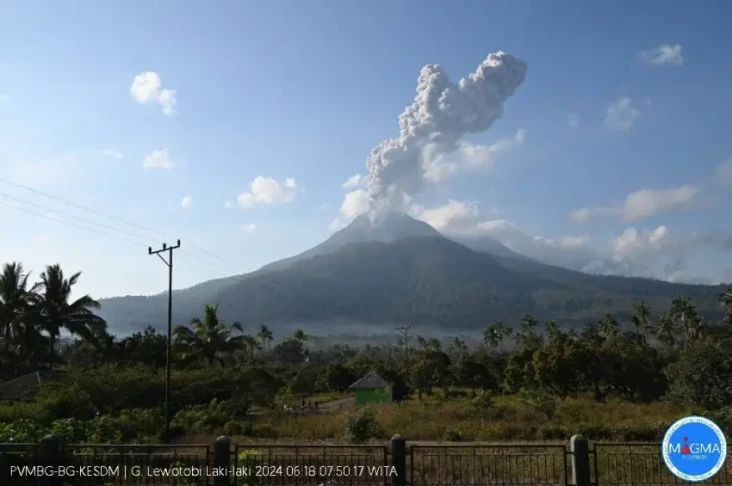 BNPB: Radius 7 Km dari...