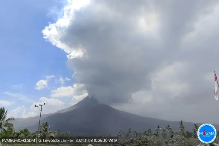 Gunung Lewotobi Laki-laki...
