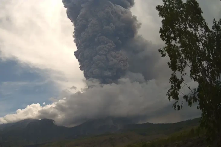 Gunung Lewotobi Laki-laki...