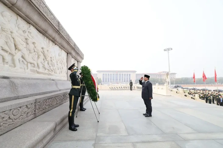 Kunjungi Monumen Tiananmen...