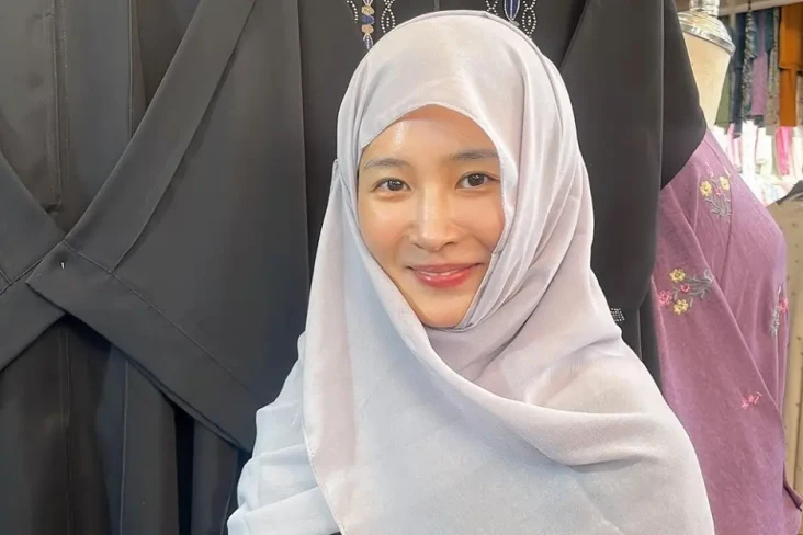 5 Potret Yuri SNSD Kenakan...