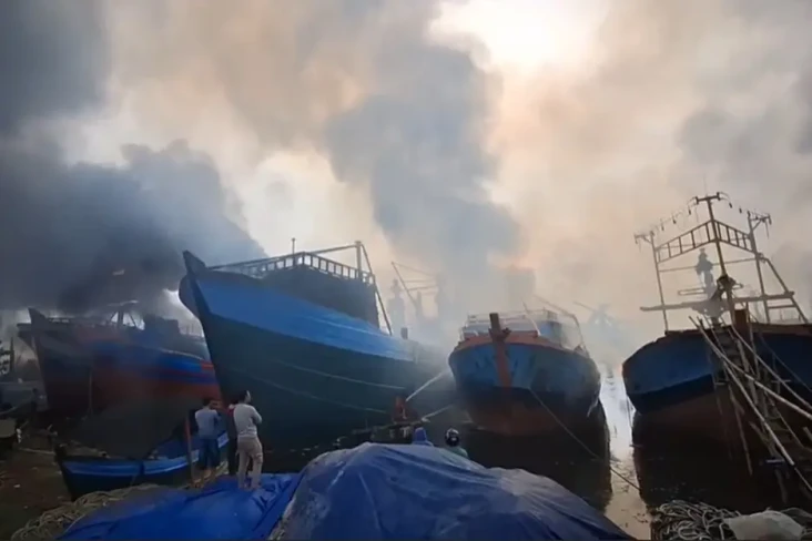 Belasan Kapal di Pelabuhan...