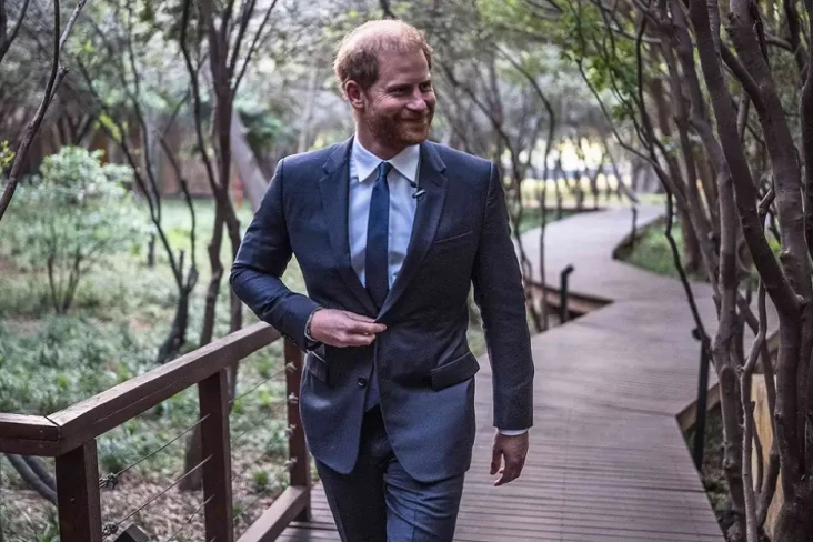 Pangeran Harry Masuk...