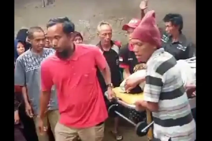 Tersambar Petir di Gerbang...