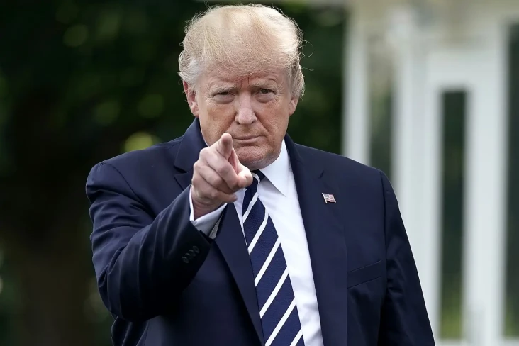 Donald Trump Angkat...