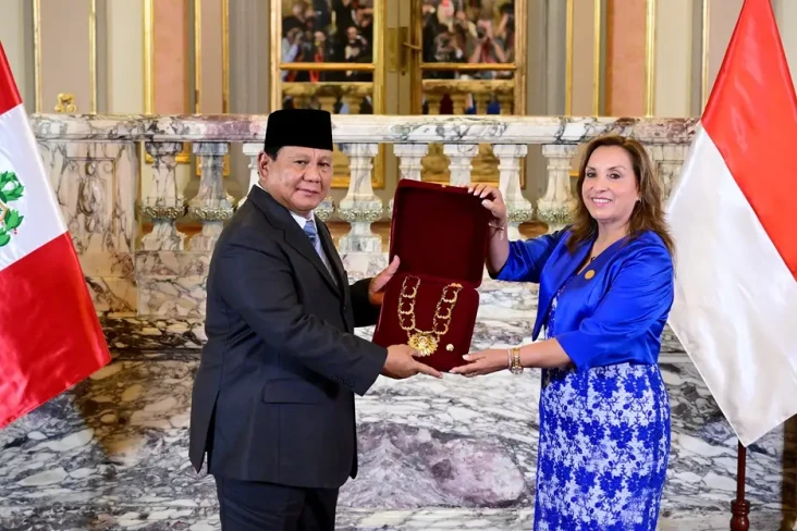 Prabowo Terima Penghargaan...