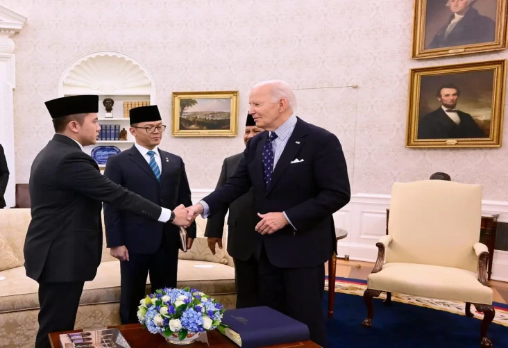 Momen Mayor Teddy Berjabat...