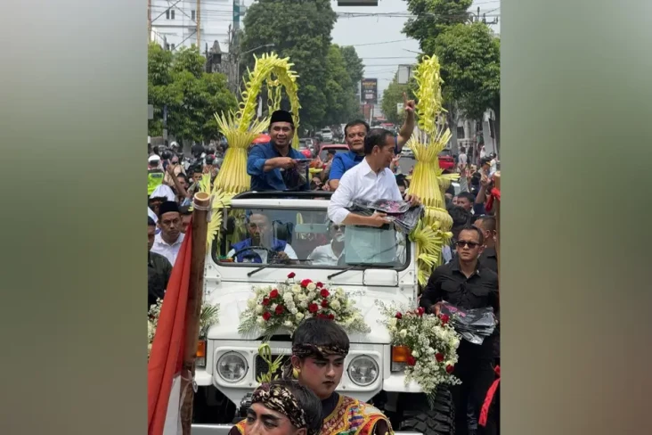 Gunakan Jeep Terbuka,...