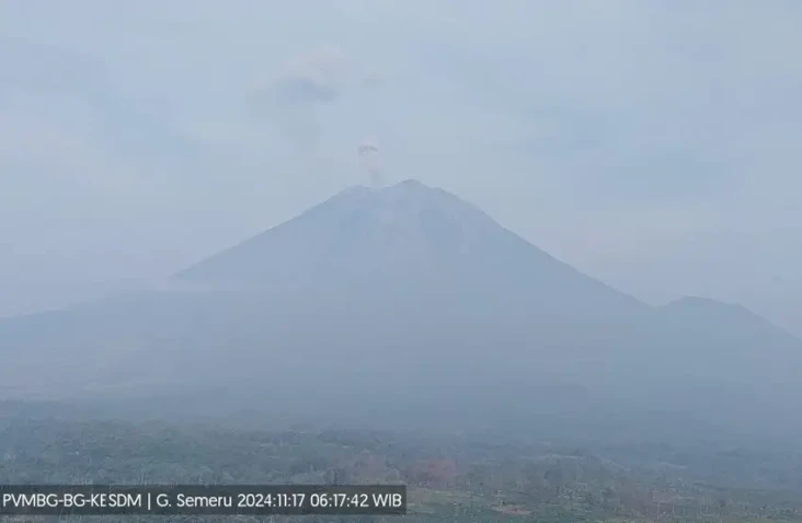 Semeru Berstatus Waspada,...