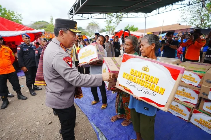 Tinjau Posko Pengungsi...