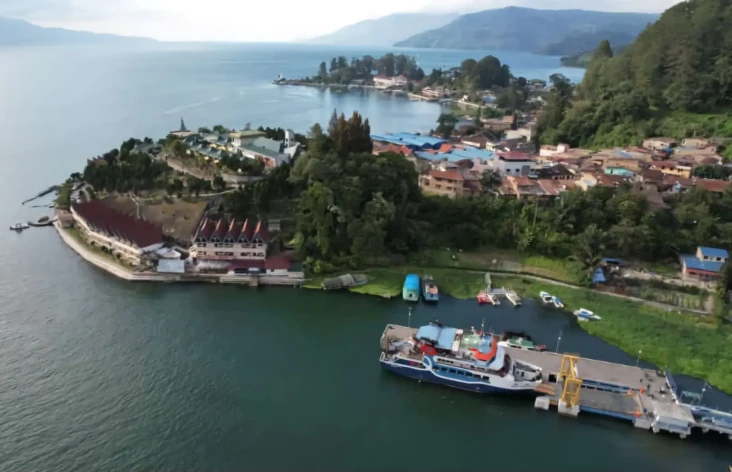 Penumpang Ferry di Danau...