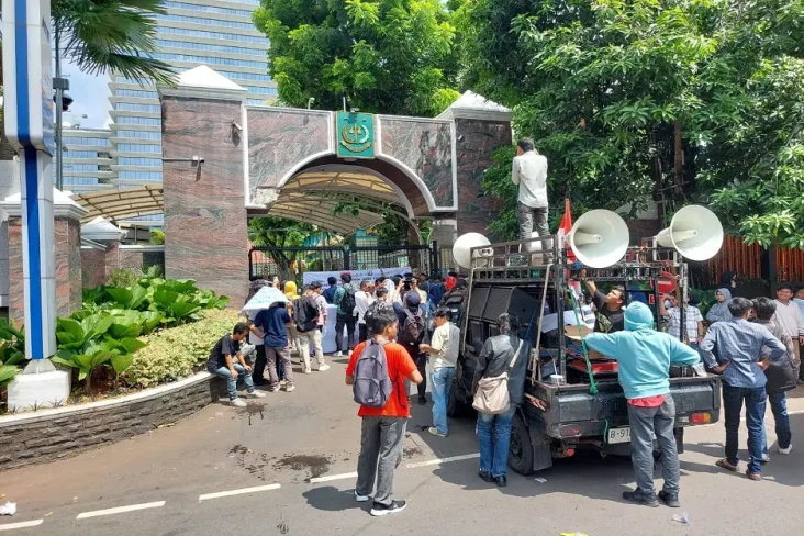 Aksi di Kejagung, Massa...