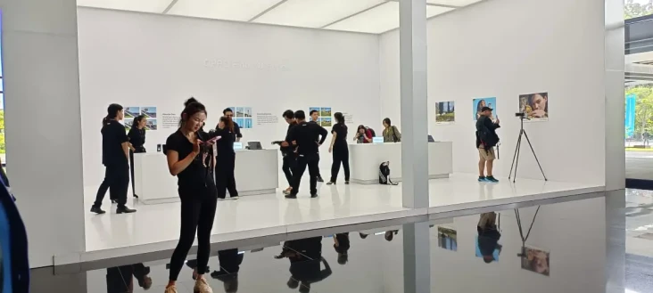 Kolaborasi dengan Maison...