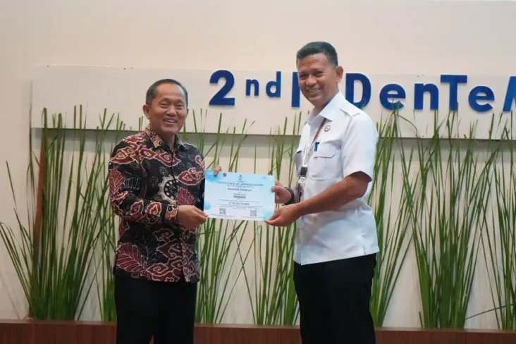 Di Konferensi Internasional,...