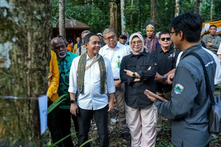 Menhut Lepasliarkan...