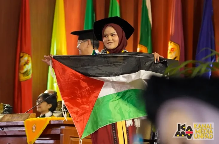 2 Wisudawan Unpad Bentangkan...