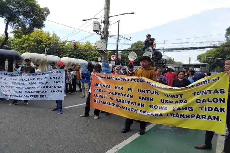 Mahasiswa Tuntut Transparansi...