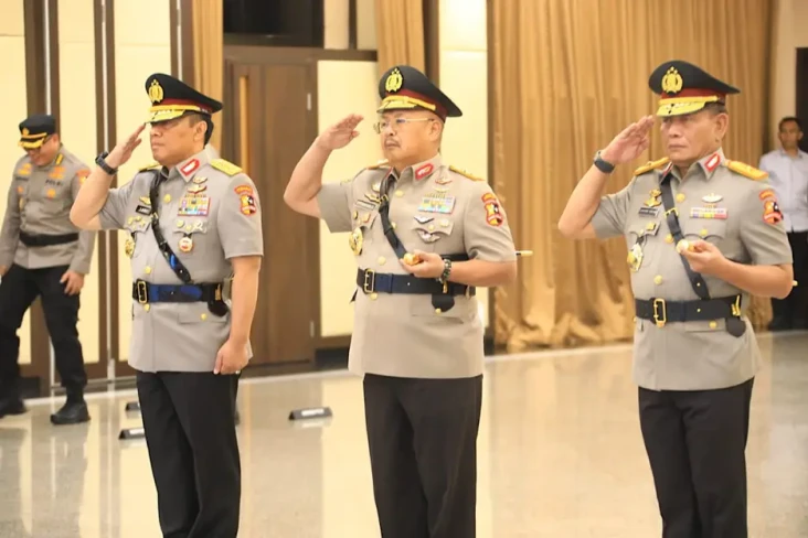 3 Komjen Polisi Bergelar...