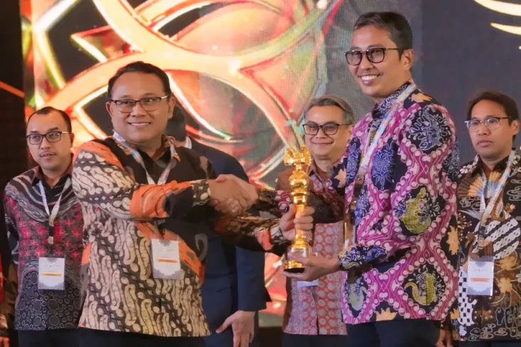 Bank Jatim Raih Gold...