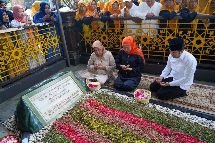 Khofifah-Emil Ziarah...