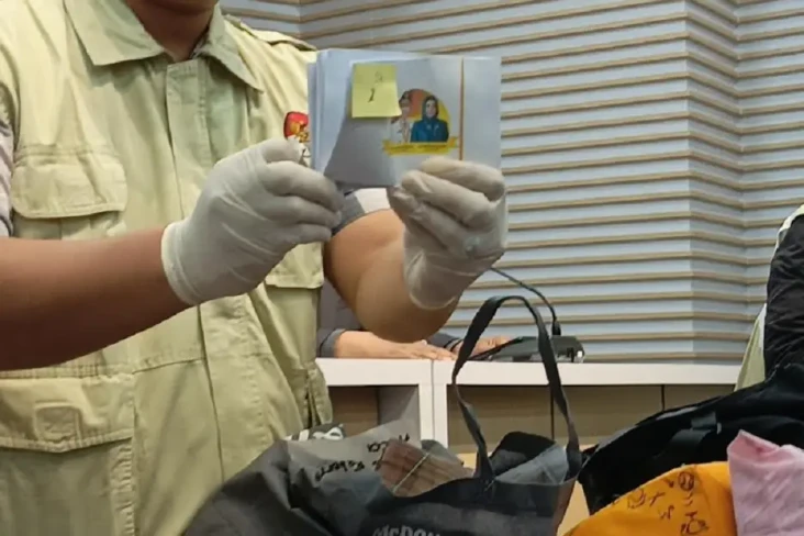 KPK Sita Amplop Bergambar...