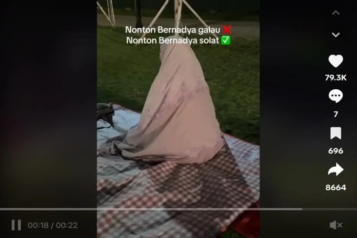 Viral! Wanita Ini Salat...