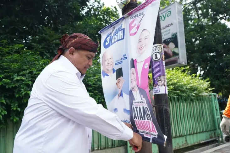 Atang Tunjukkan Kepedulian...