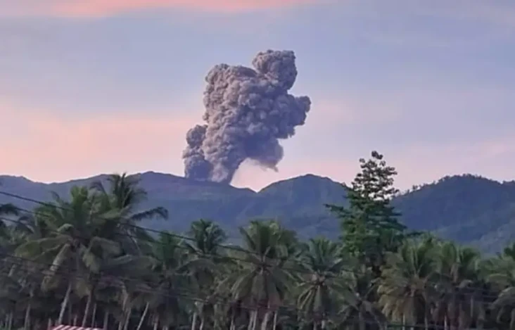 Gunung Dukono Erupsi...